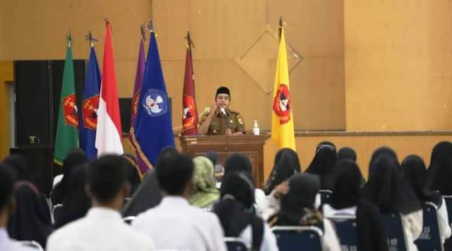 Wawako Solok Ramadhani Kirana Putra pada Kuliah Umum dihadapan Mahasiswa baru Universitas Mahaputra Muhammad Yamin (UMMY) Solok Tahun Akademik 2020/2021